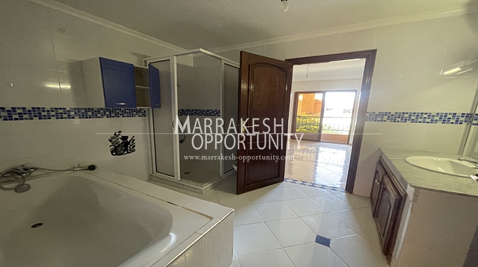 Location villa vide sur la route de casa