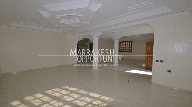 Location villa vide idéalement situé sur la route de casa