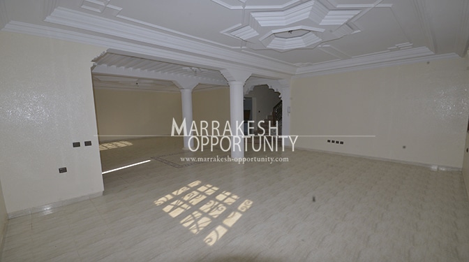 Location villa vide idéalement situé sur la route de casa