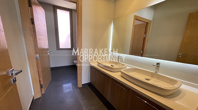 Location villa moderne avec une belle piscine