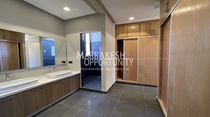 Location villa moderne avec une belle piscine