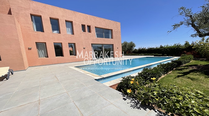 Location villa moderne avec une belle piscine