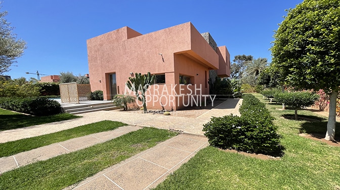 Location villa moderne avec une belle piscine