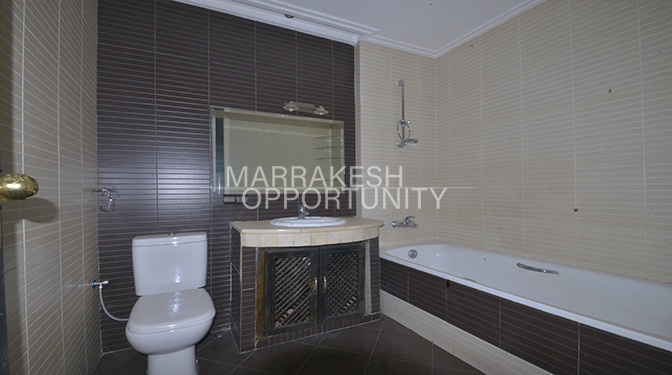 Appartement à vendre est situé sur la route de Casa