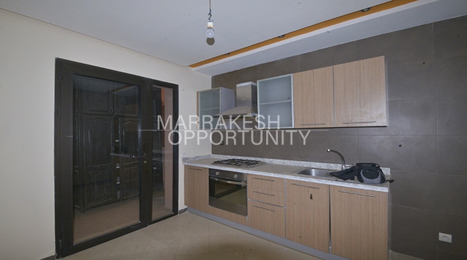 Appartement à vendre est situé sur la route de Casa